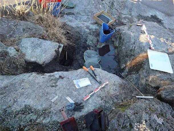 Archaeologists further investigated the area where the Neolithic dagger was found. (Vestland County Municipality)