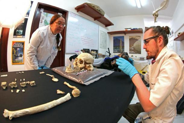 Archaeologists studying the skeleton found in the Chan Hol cenote cave. (Jerónimo Avilés Olguín / Heidelberg University)