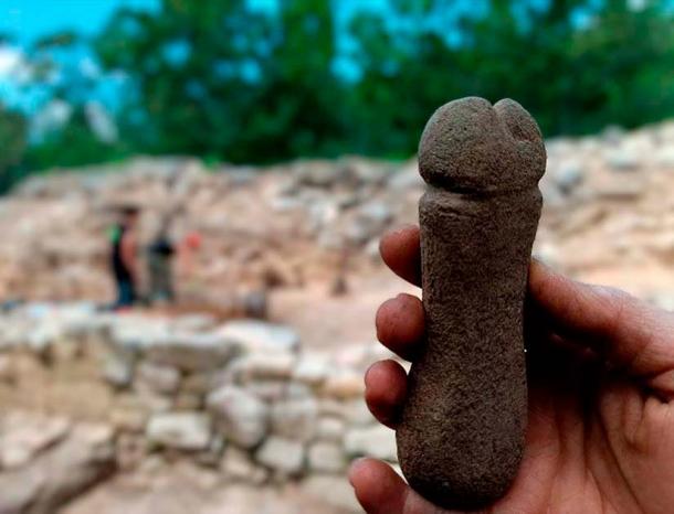 Archaeologists uncovered a medieval stone phallus they believe may have been used to sharpen weapons. (Árbore Arqueoloxía S.Coop.Galega)