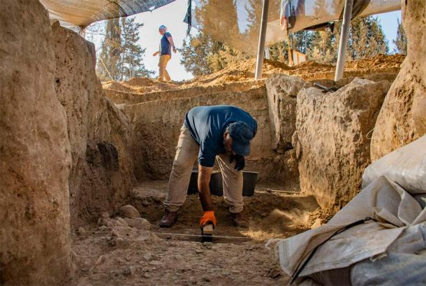 Archaeologists excavate the stone city gate in Tel Erani. Credit: Yoli Schwartz / IAA)