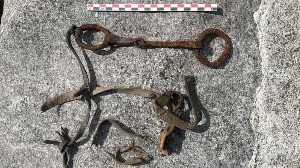 Arkeologer er spesielt entusiastiske over bevaringstilstanden til hestens hodelag, hvis lærremmer fortsatt var koblet sammen. (Espen Finstad / Secrets of Ice / Innlandet fylkeskommune)