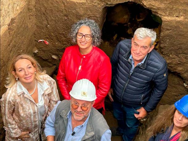 Archaeologists and authorities in one of the tomb chambers. (Municipality of Montalto di Castro)