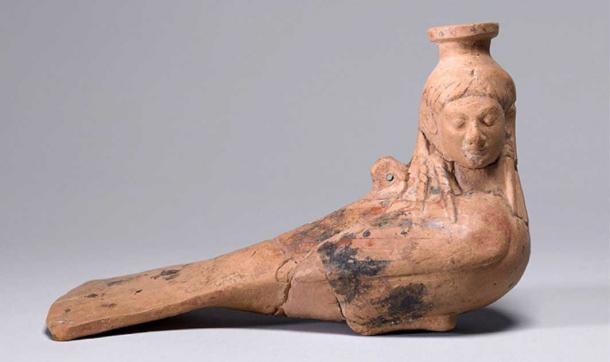 An Archaic perfuмe ʋase in the shape of a siren, circa 540 BC. (PuƄlic doмain)
