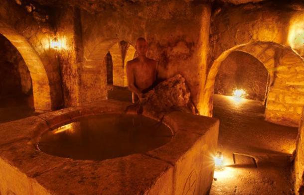 Arpadian vaults with the baptismal font - Labyrinth of Buda Castle. (CC BY-SA 3.0)