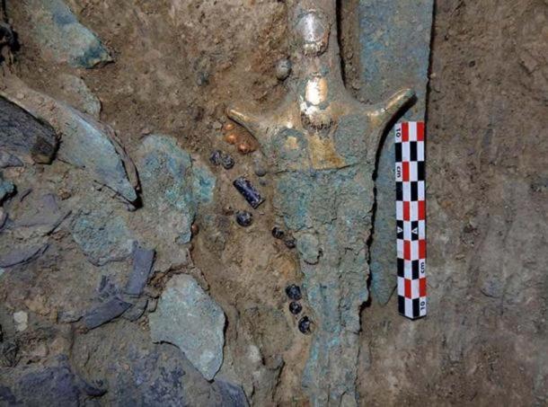 Artifacts within the grave. 