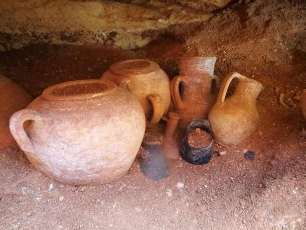 Artefactos encontrados en la tumba púnica en Malta. (Empresa de Servicios de Agua)