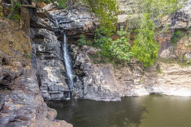 Arvalem Waterfall, Goa, India (Zamarreñian / Adobe Stock)