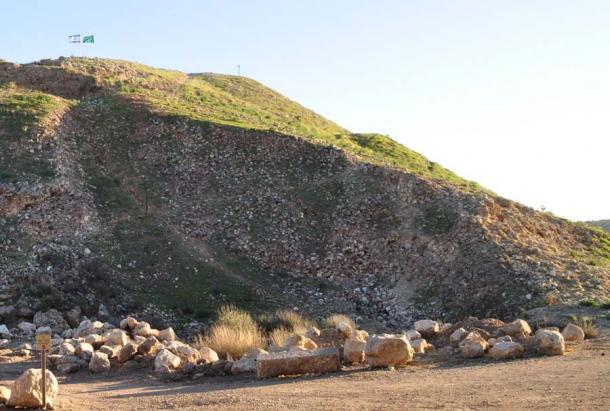 Parte de la rampa de asedio asiria utilizada para conquistar la ciudad judía de Lachish se construyó con 3 millones de piedras y es objeto de un nuevo estudio de investigación. (Profesor Yosef Garfinkel)