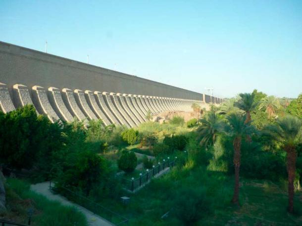The Aswan Low Dam in Faiyum Oasis has helped the area remain the garden of Egypt (Remih / CC BY SA 3.0)