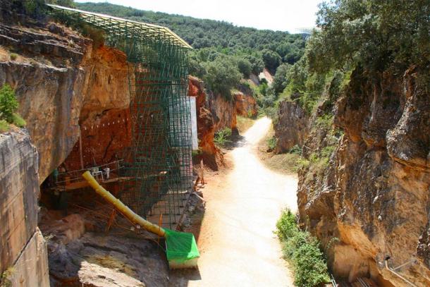 430,000-year-old fossilized human bones unearthed at Atapuerca in northern Spain, the scientists found evidence of lesions and other damage consistent with lesions and damage found in hibernating animals. Mario modesto / CC BY-SA 3.0