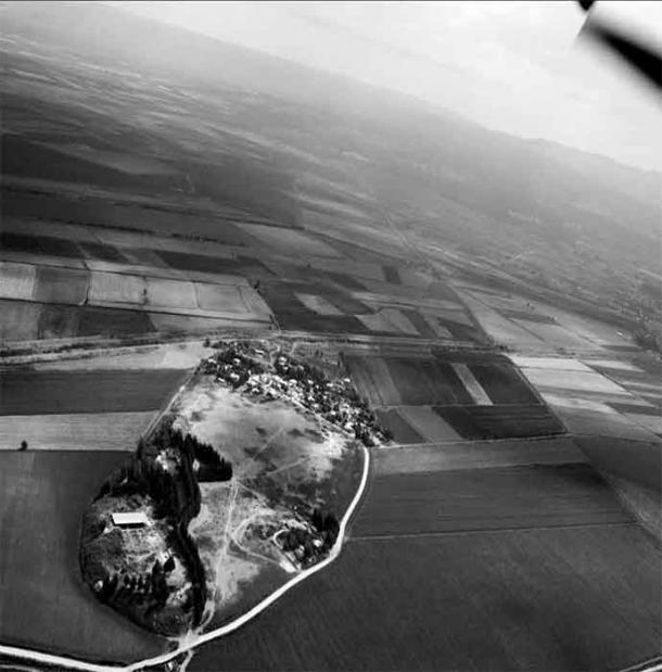 An aerial photo of Tell Atchana, where the recent study on the so-called “first international age” revealed that mobility was much less common that previously thought. (Murat Akar / Tell Atchana, Alalakh Excavations)