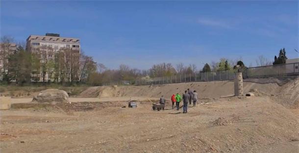 El sitio de construcción de Augsburgo donde se encontró el tesoro de plata esparcido sobre un área grande. (Captura de pantalla de YouTube/tagesshau)