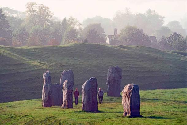 Círculo de piedra de Avebury, Wiltshire, Inglaterra. Noventa millas al oeste de Londres y veinte millas al norte de Stonehenge se encuentra Avebury, el anillo de piedra conocido más grande del mundo. Más antiguos que el famoso Stonehenge, y para muchos visitantes mucho más espectaculares, los múltiples anillos de Avebury están envueltos en misterios que los arqueólogos apenas están comenzando a desentrañar. (SitiosSagrados.com)