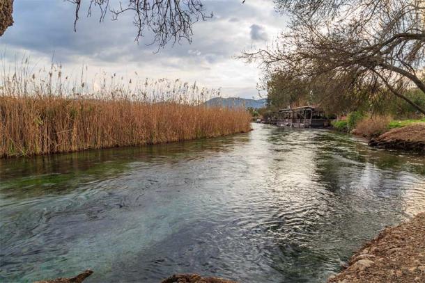 El hermoso arroyo Azmak en Akyaka, Muğla, Turquía, que corre justo debajo del sitio de excavación del castillo bizantino en la ladera. (Muratani / Adobe Stock)