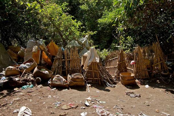 Bamboo cages covering the deceased, cemetery at Skull Island. (Yusuf IJsseldijk / CC BY-SA 2.0)