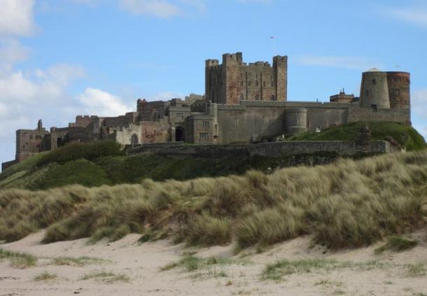 Bamburgh Castle and the sand dunes where the skeletons were discovered. (jon57 / Public Domain)