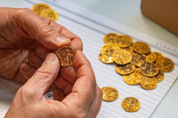 El tesoro de monedas de oro de Banias incluía una moneda acuñada por el emperador bizantino Heraclio. (Dafna Gazit/Autoridad de Antigüedades de Israel)