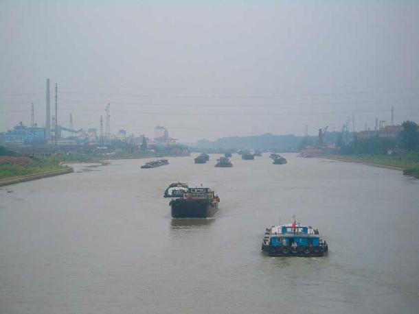 Barges on a modern section of China’s Grand Canal (the "Li Canal" section) near Yangzhou, China. (Vmenkov / CC BY-SA 3.0)