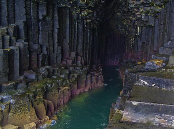 Columnas de basalto dentro de la cueva de Fingal