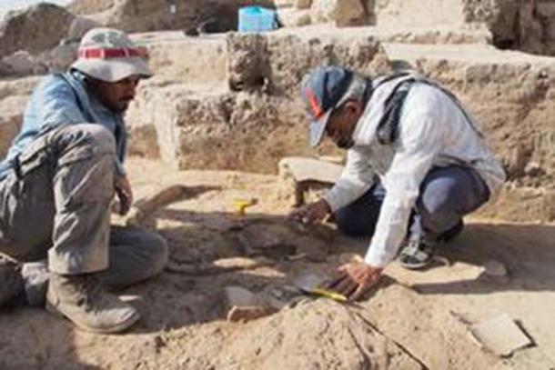 Bassetki (Iraqi Kurdistan) 2017: A clay tablet is carefully unearthed on the floor of the ruined building.