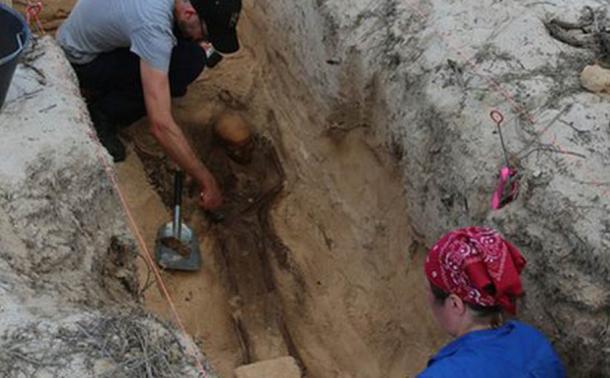 Thought to be from the Batavia shipwreck and massacre of 1629, a skeleton is excavated by archaeologists.