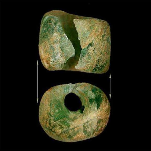 Bead from the Iraq area. This is the oldest glass bead ever found in the Netherlands, and came from Mesopotamia. (Municipality of Tiel/BAAC)
