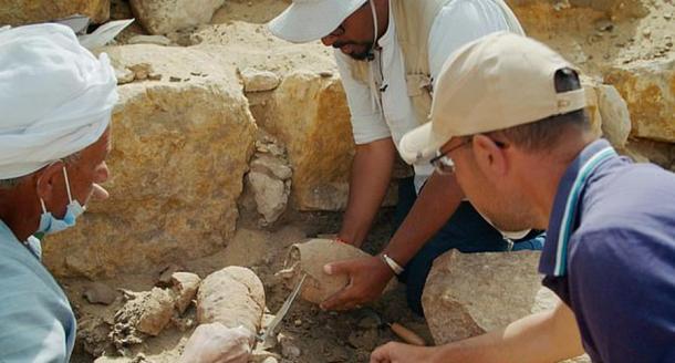 Las jarras de cerveza llenas de barro fueron la última evidencia de que existió un antiguo templo del sol en el sitio. (National Geographic/Películas inesperadas/MCPR)