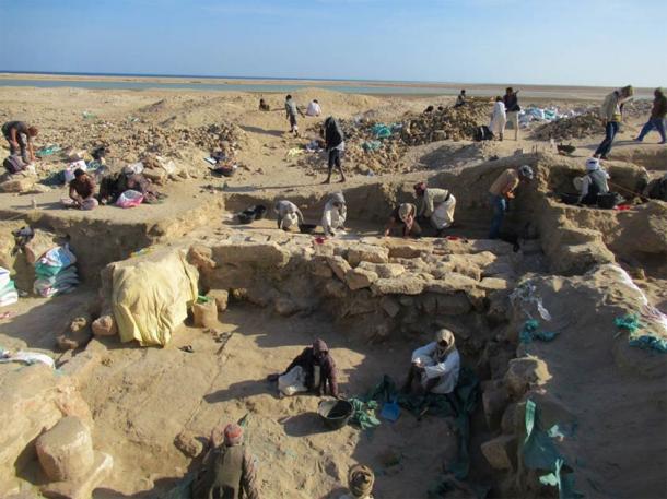Clearing the Berenke Temple in Egypt, with lagoon and Red Sea in the background. (I. Zych / PAP)
