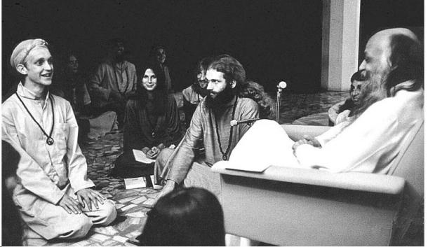 Bhagwan Shree Rajneesh and disciples in darshan at Poona in 1977. (Public Domain)