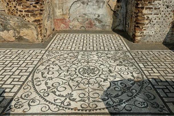 Black and white mosaic pavement; on the background wall: traces of frescoes and of opus reticulatum. From the Hospitalia at the Villa Adriana in Tivoli. 