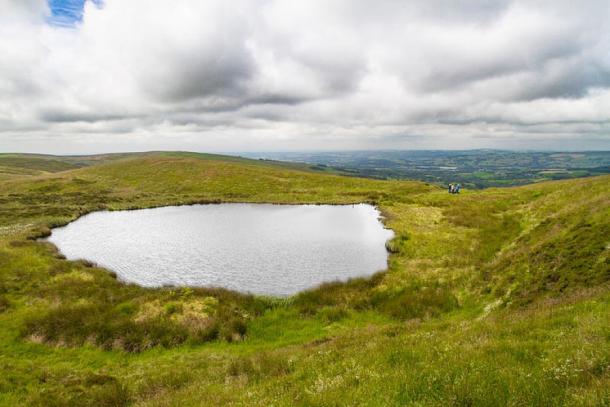 Blakemere Pond is a small, natural lake in Staffordshire, England. (Graham Richter/CC BY SA 3.0) The pond is the subject of an enduring legend that claims that the water is haunted by the ghost of a mermaid.