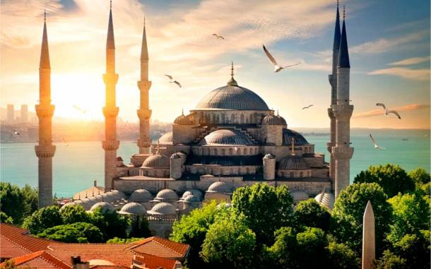 La Mezquita Azul, también conocida como la Mezquita del Sultán Ahmed, es una mezquita ubicada en Estambul, Turquía. Fue construido a principios del siglo XVII durante el reinado del sultán Ahmed I y es conocido por sus hermosos azulejos azules que adornan las paredes interiores. La mezquita es un ejemplo importante de la arquitectura otomana, y sigue siendo una atracción turística popular y una mezquita activa hasta el día de hoy. Fuente: Givaga/Adobe Stock.