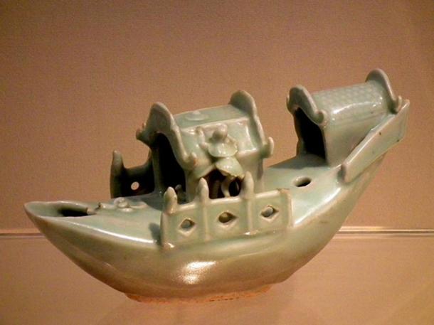 Boat-shaped Water Container of Longquan Kiln, the Yuan Dynasty. 