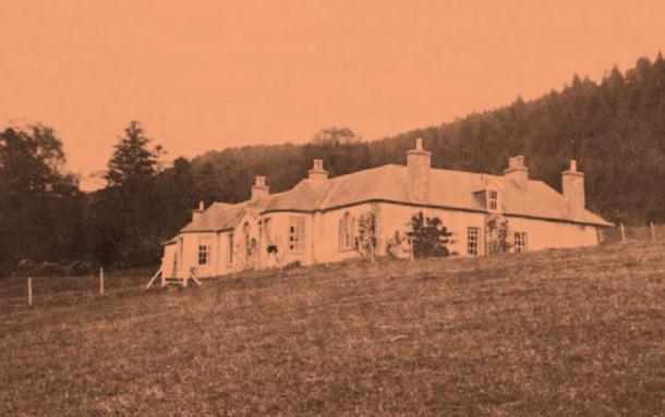 ¡Así es como se veía la Casa Boleskine, donde Aleister Crowley vivió intermitentemente desde 1899 hasta 1913, antes de quemarse dos veces en la última década! (Aleister Crowley / Dominio público)