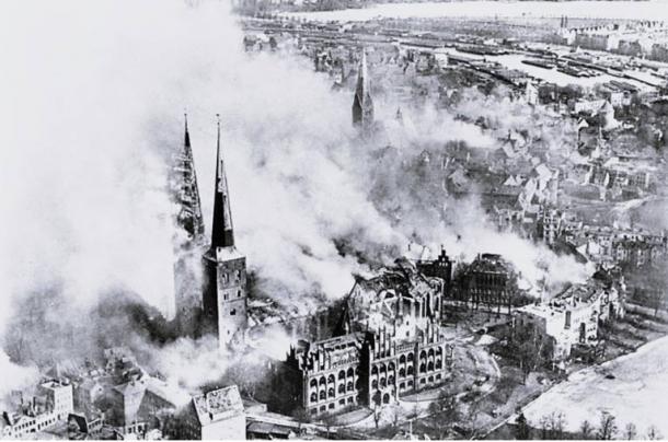 Bombing of Lübeck Cathedral after an air raid during World War II in 1942. (Bundesarchiv, Bild 146-1977-047-16 / CC-BY-SA 3.0, CC BY-SA 3.0 DE)
