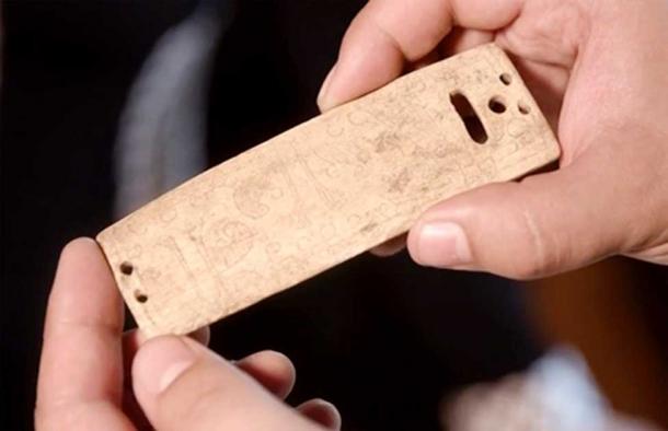 Bone belt buckle, found in the burial 27. Images: Sankt-Peterburg TV