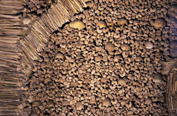 Bone fragments and many skulls are found on the walls of the chapel.