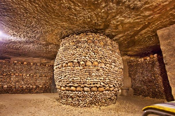 Bones and skulls arranged on a column in a catacomb. (Guy Bryant / Adobe)