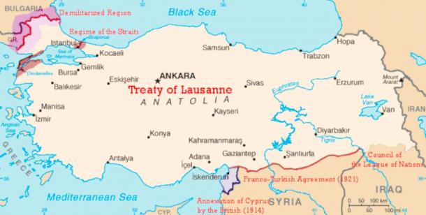 Los bordes establecidos en papel pueden causar caos en el mundo real. La ciudad de Kayakoy, Turquía, recibió la orden de ser abandonada por el Tratado de Lausana en 1923. Un mapa de Turquía después del Tratado de Lausana (dominio público)