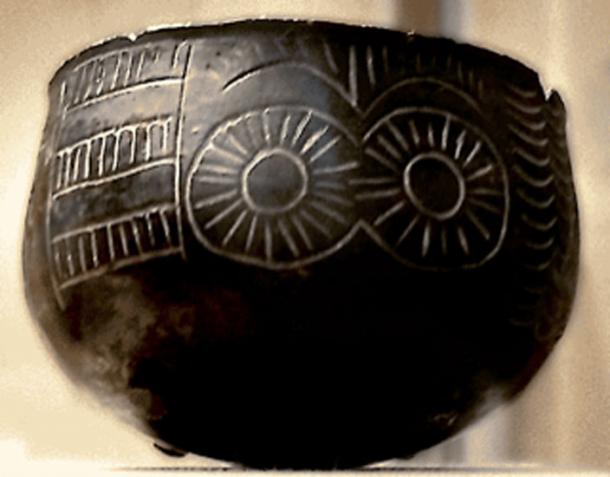 Bowl with ocular motifs from Los Millares, Iberia. (Locutus Borg / CC BY-SA 2.5)