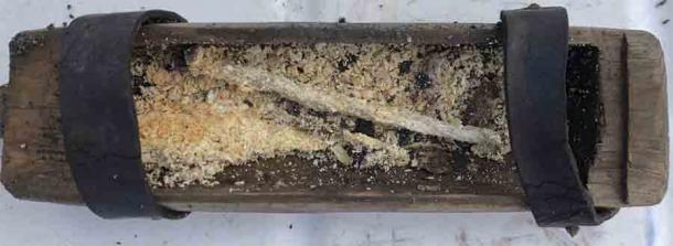 La caja encontrada en el parche de hielo de Lendbreen que contiene una vela de cera de abeja bien conservada. (Secretos de hielo)
