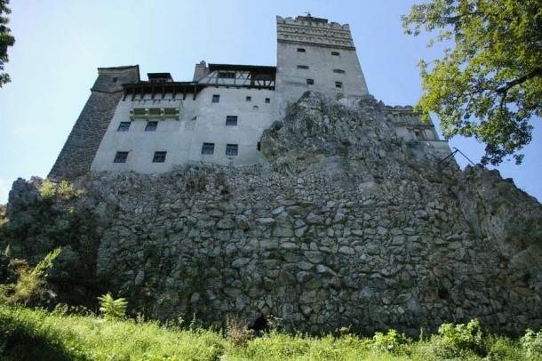 Bran Castle is almost impossible to attack as it was built on a cliff on top of high hill. (Pmatlock / CC BY-SA 3.0)