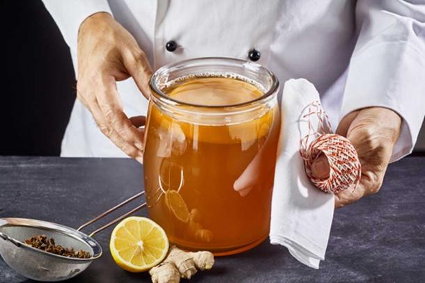Brewer preparing to seal a jar of fermenting kombucha. (exclusive-design / Adobe)
