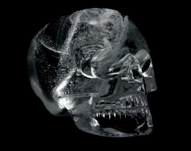 Un originale teschio di cristallo di rocca in mostra al British Museum.  Le sue origini sono in gran parte incerte ma la stilizzazione dei lineamenti del cranio è in generale accordo azteco di intagli mixtechi.  (Fiduciari del British Museum / CC BY-NC-SA 4.0)