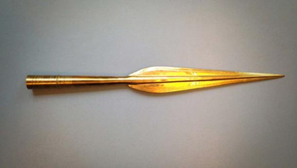 A copy of the Hoddøya Bronze Age spear is at displayed in the Coastal Museum Norveg. (Photo: Sigmund Alsaker / Coastal Museum Norveg)