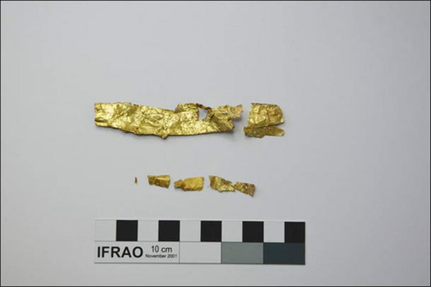 Bronze mirrors, golden foil and remnants of fur clothes were found in the tomb.