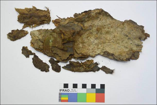 Bronze mirrors, golden foil and remnants of fur clothes were found in the tomb.