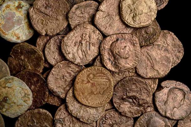 Monedas de bronce de época romana recuperadas del naufragio. (Dafna Gazit / Autoridad de Antigüedades de Israel)