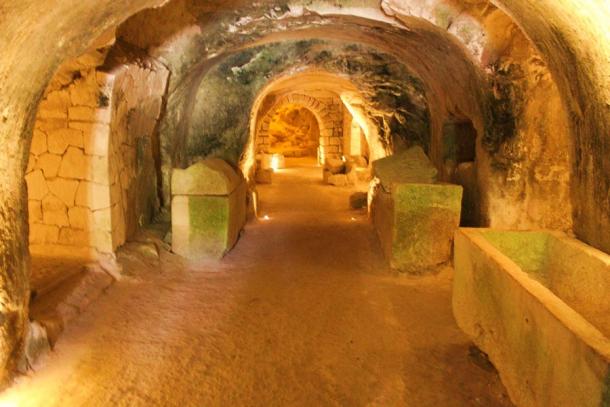 Corridor in Catacomb no. 20, "Cave of the Coffins" (Davidbena / CC BY-SA 4.0)