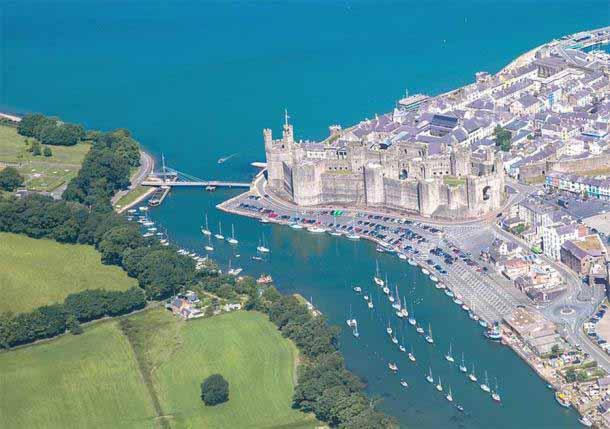 Caernarfon Castle was strategically important for any conquest of northern Wales. The person who controlled the Menai Strait was also in control of the region’s food supply. ( Kadpot / CC BY-SA 4.0 )